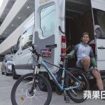 一頭金毛,以為是「口花花」的貨車司機,卻原來是要求嚴格的單車教練。 一頭金毛,以為是「口花花」的貨車司機,卻原來是要求嚴格的單車教練。
