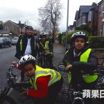Fasi(後左)遠赴英國修讀單車教練及裁判課程,希望將專業的單車知識帶來香港。 Fasi(後左)遠赴英國修讀單車教練及裁判課程,希望將專業的單車知識帶來香港。