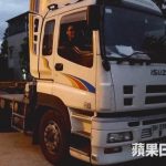 曾經在朋友的貨運公司客串駕駛貨櫃車,足證屬於「師傅級」。 曾經在朋友的貨運公司客串駕駛貨櫃車,足證屬於「師傅級」。